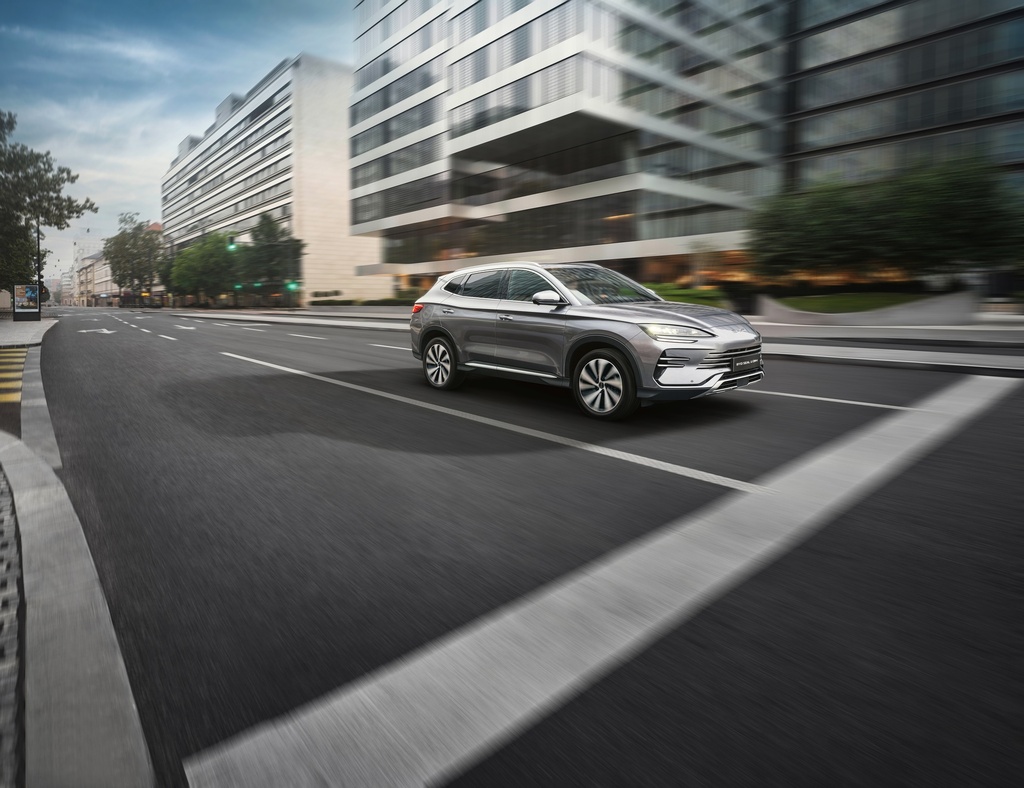SEAL U DM-i_LHD_Lifestyle_City_On Road_Right Front 65°