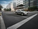 SEAL U DM-i_LHD_Lifestyle_City_On Road_Right Front 65°