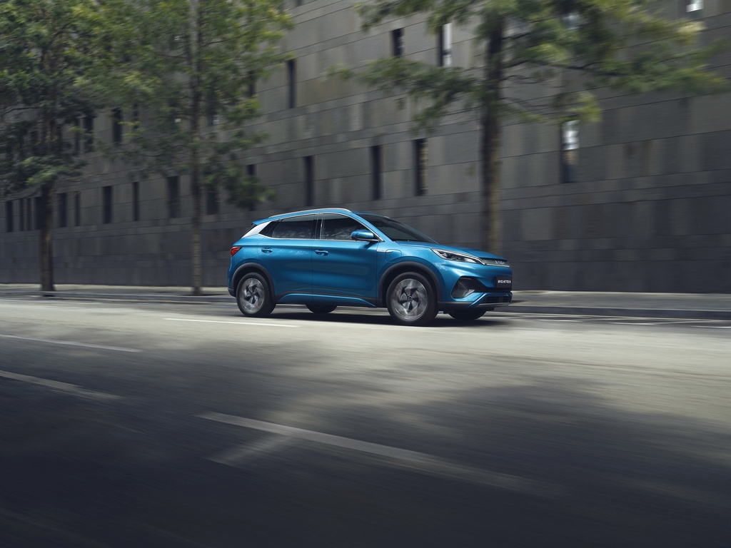 ATTO3_LHD_Lifestyle_City_On Road_Right Front 65°